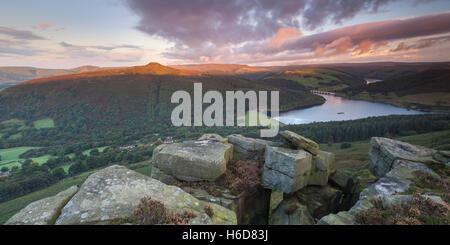 Alba sul serbatoio Ladybower da un punto di vista elevato a bordo Bamford, Bamford, Peak District, Derbyshire, Regno Unito Foto Stock