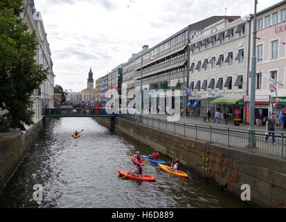 Kayakers sono su un viaggio turistico attraverso canali nella città di Göteborg, Svezia. Foto Stock