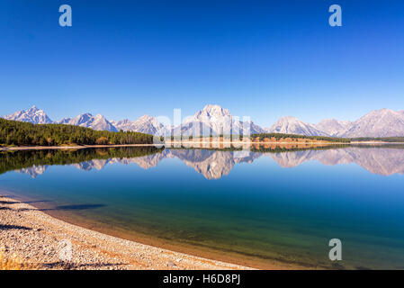 Ampio angolo di visione del Teton Gamma riflesso nel lago Jackson nel Parco Nazionale di Grand Teton in Wyoming Foto Stock