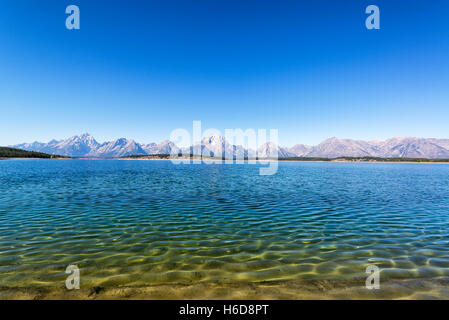 Vista dalla riva del lago Jackson con la gamma Teton in background in Grand Teton National Park Foto Stock
