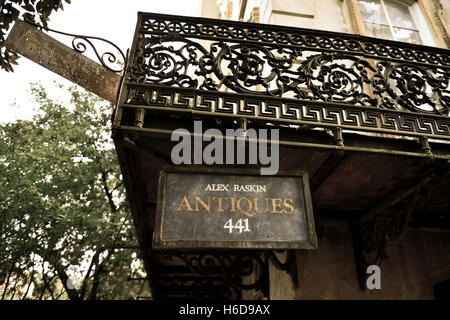 Antique ornamentali in ferro battuto balcone dello storico edificio ospita Alex Raskin Antiquariato nel centro di Savannah, GA Foto Stock