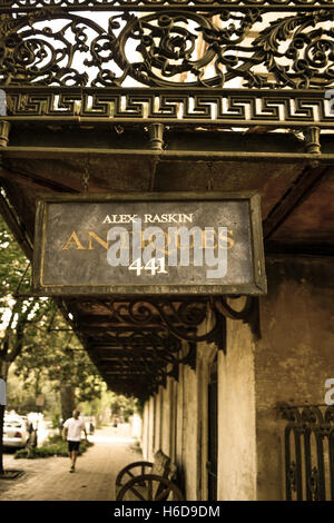 Antique ornamentali in ferro battuto balcone dello storico edificio ospita Alex Raskin Antiquariato nel centro di Savannah, GA Foto Stock