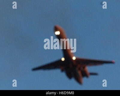 Gli aeromobili jet durante le procedure di sbarco. Approccio finale per l'Aeroporto La Guardia, LAG Foto Stock