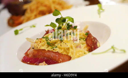 Il cibo italiano spaghetti alla carbonara sul piatto bianco Foto Stock