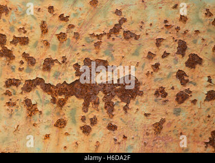 Rusty piastra metallica con la vernice scrostata con età renderebbe una texture o sovrapposizione. Foto Stock