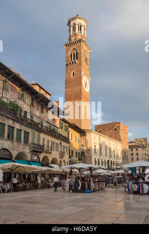 La Torre dei Lamberti è un 84 m alta torre a Verona, Italia settentrionale della regione Veneto, Europa Foto Stock