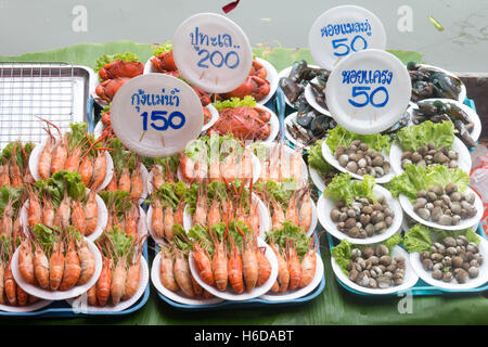 Frutti di mare Cooke per la vendita al mercato galleggiante di Amphawa, Thailandia Foto Stock