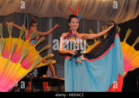 Balli colorati e cantava la performance sul palco a Tawandang microbirreria tedesco, Bangkok, Thailandia. © Kraig Lieb Foto Stock