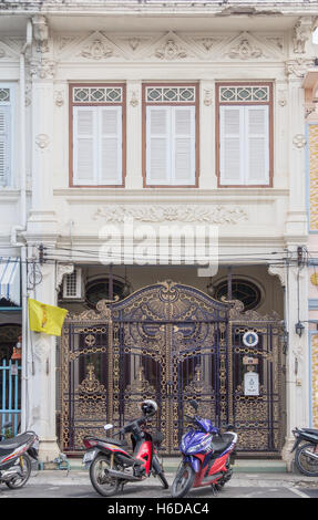 Sino architettura portoghese casa sulla strada Dibuk, la vecchia città di Phuket, Tailandia Foto Stock