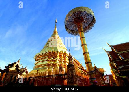Stupa dorato di Wat Phra That Doi Suthep, attrazione turistica e il famoso tempio storico di Chiang Mai, Thailandia. Foto Stock