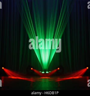 Illuminazione di un palco durante un concerto Foto Stock