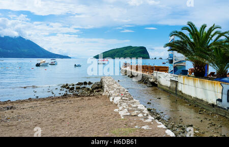 Il flusso stretto fluisce nel mare sulla spiaggia cittadina con la Sveti Nikola isola sullo sfondo Foto Stock
