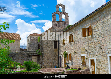 San Sava e Chiesa di Santa Maria in Punta si trova accanto al mare e vanta splendide viste sulla costa e alla spiaggia Foto Stock