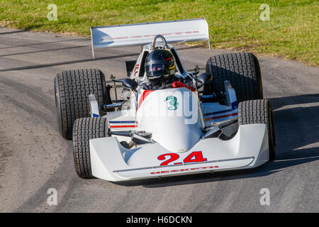 1975 Hesketh-Cosworth 308C con autista Rick Carlino al 2016 Goodwood Festival of Speed, Sussex, Regno Unito Foto Stock