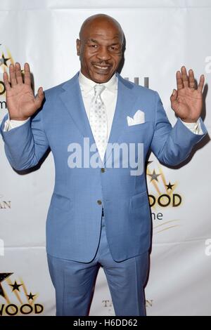 Los Angeles, CA, Stati Uniti d'America. 25 ott 2016. Mike Tyson presso gli arrivi per Hollywood Walk of Fame onori evento complesso Taglyan, Los Angeles, CA 25 ottobre 2016. © Priscilla concedere/Everett raccolta/Alamy Live News Foto Stock