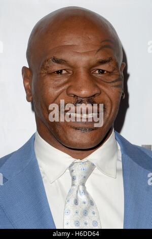 Los Angeles, CA, Stati Uniti d'America. 25 ott 2016. Mike Tyson presso gli arrivi per Hollywood Walk of Fame onori evento complesso Taglyan, Los Angeles, CA 25 ottobre 2016. © Priscilla concedere/Everett raccolta/Alamy Live News Foto Stock