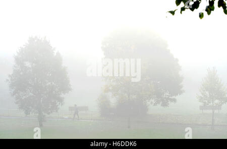 Brighton, Regno Unito. 27 ott 2016. Una bella nebbiosa mattina autunnale in Queens Park Brighton Credito: Simon Dack/Alamy Live News Foto Stock