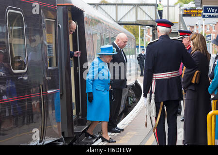 Dorchester, Dorset, Regno Unito. 27th ottobre 2016. Sua Maestà la Regina, la Regina Elisabetta II, e il Principe Filippo scendere dal Royal Train alla stazione ferroviaria di Dorchester Sud per incontrare dignitari in attesa prima di andare a Poundbury. Credit: Carolyn Jenkins/Alamy Live News Foto Stock