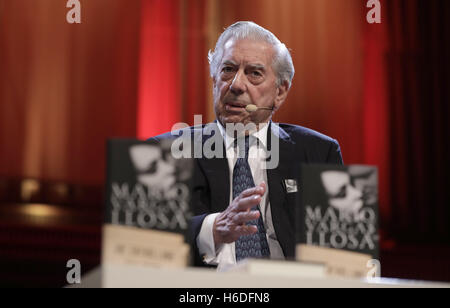 Berlino, Germania. 26 ott 2016. Scrittore peruviano e premio Nobel Mario Vargas Llosa fotografato nella costruzione di Berlino-Brandeburgo Broadcasting (RBB), un emittente pubblica, prima di dare una lettura a Berlino, Germania, 26 ottobre 2016. Foto: Joerg Carstensen/dpa/Alamy Live News Foto Stock