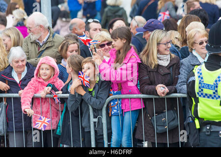 Dorchester Dorset, Regno Unito. Il 27 ottobre 2016. Royal sostenitori attendere fuori Dorchester South stazione ferroviaria per l'arrivo del Royal Party sul treno reale (di Sua Maestà la Regina accompagnata da Prince Philip Charles, Principe di Galles e Camilla Duchessa di Cornovaglia) prima di andare a credito Poundbury: Carolyn Jenkins/Alamy Live News Foto Stock