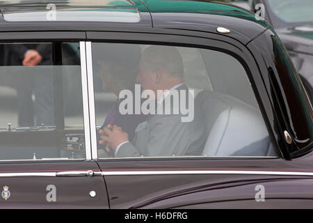 Dorchester, Dorset, Regno Unito. 27th ottobre 2016. Charles Prince of Wales e Camilla Duchessa di Cornovaglia in auto presso la stazione ferroviaria di Dorchester South pronti a raggiungere Poundbury. Credit: Carolyn Jenkins/Alamy Live News Foto Stock