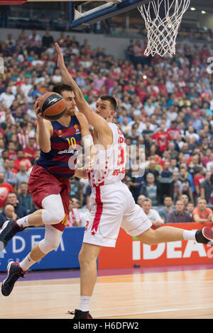 A Belgrado, in Serbia. 26 ottobre, 2016. Victor Claver (L) di Barcellona Lassa in azione contro Ognjen Kuzmic (R) di Crvena Zvezda durante il 2016/2017 Turkish Airlines Eurolega Regular Season Round 3 gioco tra Crvena Zvezda Belgrado MTS e Barcellona Kombank Lassa Arena il 26 ottobre 2016 in Serbia, a Belgrado. Credito: Nikola Krstic/Alamy Live News Foto Stock