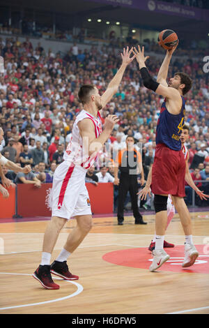 A Belgrado, in Serbia. 26 ottobre, 2016. Ante Tomic (R) di Barcellona Lassa in azione contro Ognjen Kuzmic (L) di Crvena Zvezda durante il 2016/2017 Turkish Airlines Eurolega Regular Season Round 3 gioco tra Crvena Zvezda Belgrado MTS e Barcellona Kombank Lassa Arena il 26 ottobre 2016 in Serbia, a Belgrado. Credito: Nikola Krstic/Alamy Live News Foto Stock