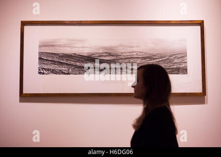 Edinburgh, Regno Unito. Il 27 ottobre 2016. Premere il tasto view Scottish National Portrait Gallery display nuovo mostra gestita dal 29 ottobre 2016 al 30 aprile 2017 chiamato Fotografia di paesaggi dalla raccolta delle gallerie nazionali della Scozia. Pak@ Mera/Alamy Live News Foto Stock