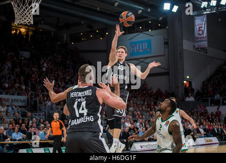 Bamberg, Germania. 26 ott 2016. Brose Bamberg Patrick Heckmann (c) passando la palla a Bamberg's Vladimir Veremeenko (l) durante l'Eurolega di Basket match tra Brose Bamberg e Panathinaikos Athen a Brose Arena di Bamberg, Germania, 26 ottobre 2016. Foto: NICOLAS ARMER/dpa/Alamy Live News Foto Stock