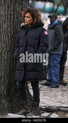 New York, Stati Uniti d'America. 26 ottobre, 2016. Jennifer Lopez riprese in posizione per la nuova stagione di tonalità di blu a New York.Il 26 ottobre 2016. Credito: MediaPunch Inc/Alamy Live News Foto Stock