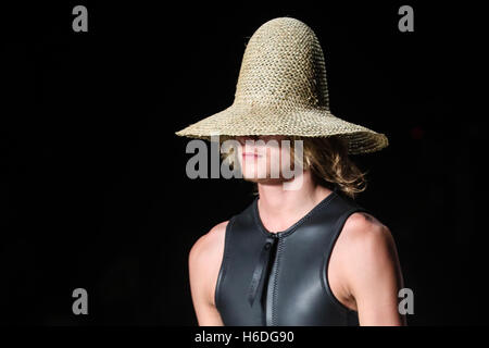 Sao Paulo, Brasile. 26 ott 2016. SPFW N42 - Osklen mostra durante il Sao Paulo Fashion Week tenutasi a Ibirapuera in Sao Paulo, SP. Credito: Foto Arena LTDA/Alamy Live News Foto Stock