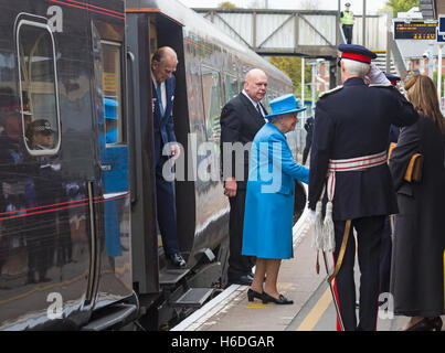 Dorchester, Dorset, Regno Unito. 27th ottobre 2016. Sua Maestà la Regina, la Regina Elisabetta II, e il Principe Filippo scendere dal Royal Train alla stazione ferroviaria di Dorchester Sud per incontrare dignitari in attesa prima di andare a Poundbury. Credit: Carolyn Jenkins/Alamy Live News Foto Stock