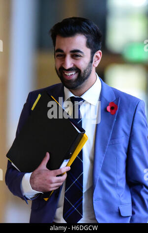 Edimburgo, Scozia, Regno Unito, 27 ottobre, 2016. Il Ministro dei trasporti Humza Yousaf sul suo modo al Primo Ministro di domande al parlamento scozzese, Credito: Ken Jack / Alamy Live News Foto Stock