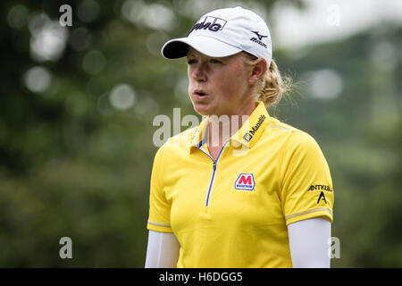 Kuala Lumpur, Malesia. 27 ott 2016. Round 1 inizia per la Sime Darby LPGA Campionato della Malesia a Kuala Lumpur. Stacy Lewis a camminare verso il verde. Credito: Danny Chan/Alamy Live News. Foto Stock