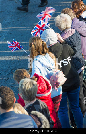 Dorchester Dorset, Regno Unito. Il 27 ottobre 2016. Royal sostenitori attendere fuori Dorchester South stazione ferroviaria per l'arrivo del Royal Party sul treno reale (di Sua Maestà la Regina accompagnata da Prince Philip Charles, Principe di Galles e Camilla Duchessa di Cornovaglia) prima di andare a credito Poundbury: Carolyn Jenkins/Alamy Live News Foto Stock