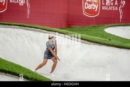 Kuala Lumpur, Malesia. 27 ott 2016. Norvegia Suzann Pettersen bunker azione a LPGA Malaysia il round 1 del campionato TPC in Kuala Lumpur e campo da golf. Credito: Danny Chan/Alamy Live News. Foto Stock