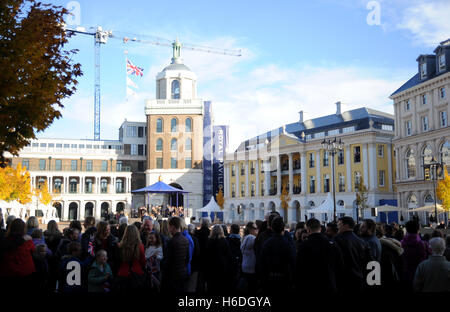 Dorchester Dorset, Regno Unito. 27 ott 2016. La regina Elisabetta II e del Principe Filippo , Duca di Edimburgo con il principe Charles, Principe di Galles frequentare l inaugurazione di una statua della regina Elisabetta Regina madre durante una visita a Poundbury. La 9'6' tall statua è esattamente la colata della Regina Madre della statua in piedi in the Mall scolpito da Philip Jackson. Credito: David Partridge / Alamy Live News Foto Stock