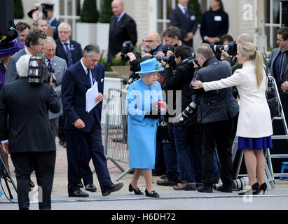 Dorchester Dorset, Regno Unito. 27 ott 2016. La regina Elisabetta II e del Principe Filippo , Duca di Edimburgo con il principe Charles, Principe di Galles frequentare l inaugurazione di una statua della regina Elisabetta Regina madre durante una visita a Poundbury. La 9'6' tall statua è esattamente la colata della Regina Madre della statua in piedi in the Mall scolpito da Philip Jackson. Credito: David Partridge / Alamy Live News Foto Stock