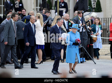 Dorchester Dorset, Regno Unito. 27 ott 2016. La regina Elisabetta II e del Principe Filippo , Duca di Edimburgo con il principe Charles, Principe di Galles frequentare l inaugurazione di una statua della regina Elisabetta Regina madre durante una visita a Poundbury. La 9'6' tall statua è esattamente la colata della Regina Madre della statua in piedi in the Mall scolpito da Philip Jackson. Credito: David Partridge / Alamy Live News Foto Stock