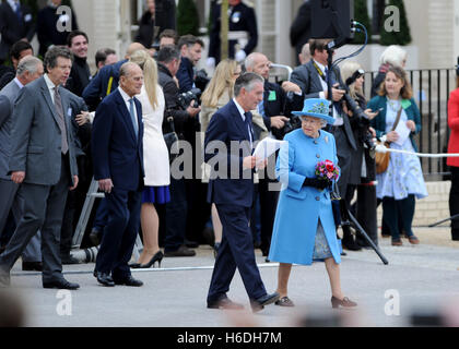 Dorchester Dorset, Regno Unito. 27 ott 2016. La regina Elisabetta II e del Principe Filippo , Duca di Edimburgo con il principe Charles, Principe di Galles frequentare l inaugurazione di una statua della regina Elisabetta Regina madre durante una visita a Poundbury. La 9'6' tall statua è esattamente la colata della Regina Madre della statua in piedi in the Mall scolpito da Philip Jackson. Credito: David Partridge / Alamy Live News Foto Stock