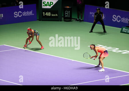 Singapore indoor stadium, Singapore. 27 ottobre, 2016. BNP Paribas WTA finals Women Tennis Association .Kristina Mladenovic (FRA) e Caroline Garcia (FRA) durante la partita contro il Karolina Pliskova (CZE) e Julia Goerges (GER) in gioco raddoppia il credito: Yan Lerval/Alamy Live News Foto Stock