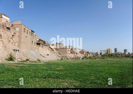 Kashgar, Kashgar, Cina. 4 Ott 2016. Kashgar, Cina al 4 Ottobre 2016: (solo uso editoriale. Cina OUT).Alta terrazza casa folk a Kashgar, Xinjiang. Kashgar è un oasi città nel nord-ovest della Cina di Xinjiang Uygur Regione autonoma, che si trova vicino al confine con il Kirghizistan, il Tagikistan, Afghanistan e Pakistan. Con una popolazione di oltre 500.000, Kashgar ha una ricca storia di oltre duemila anni e servita come un trading post e strategicamente importante città sulla Via della Seta tra la Cina, il Medio Oriente e l'Europa. © SIPA Asia/ZUMA filo/Alamy Live News Foto Stock