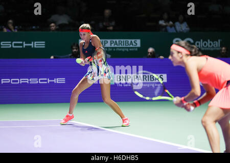 Singapore indoor stadium, Singapore. 27 ottobre, 2016. BNP Paribas WTA finals Women Tennis Association .Kristina Mladenovic (FRA) e Caroline Garcia (FRA) durante la partita contro il Karolina Pliskova (CZE) e Julia Goerges (GER) in gioco raddoppia il credito: Yan Lerval/Alamy Live News Foto Stock