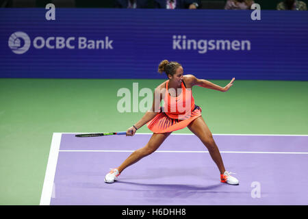 Singapore indoor stadium, Singapore. 27 ottobre, 2016. BNP Paribas WTA finals Women Tennis Association .giocatore americano Madison chiavi è giocare il suo terzo round robin match contro il tedesco giocatore di tennis Angelique Kerber Credito: Yan Lerval/Alamy Live News Foto Stock