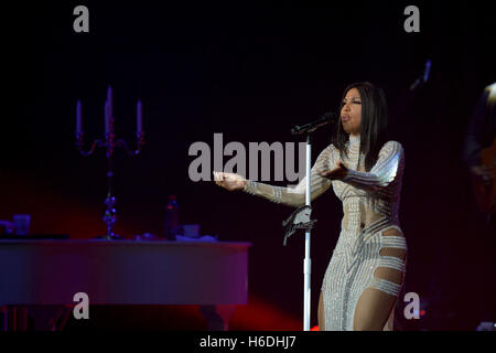 Hollywood, FL, Stati Uniti d'America. 26 ott 2016. Toni Braxton esegue sul palco a Hard Rock Live! In Seminole Hard Rock Hotel & Casino on Ottobre 26, 2016 in Hollywood Florida. © Mpi10/media/punzone Alamy Live News Foto Stock