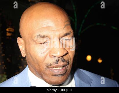 Hollywood, California, USA. 24 ott 2016. Ho15867CHW.Hollywood Walk of Fame onori .Taglyan complesso culturale, Hollywood, CA.10/25/2016.Mike Tyson . © Clinton H.Wallace/Photomundo International/ Foto Inc © Clinton Wallace/Globe foto/ZUMA filo/Alamy Live News Foto Stock