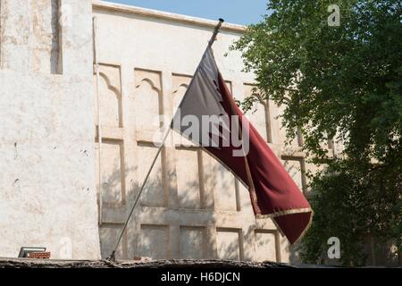 Souq Waqif Doha, in Qatar. 27 ott 2016. Il Qatar bandiera nazionale battenti nel Souq Waqif prima che il round finale del 2016 FIM Superbike World Championship Credito: Gina Layva/Alamy Live News Foto Stock