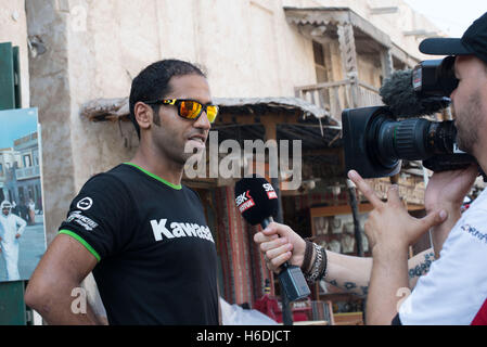 Souq Waqif Doha, in Qatar. 27 ott 2016. Saeed Al Sulati che corre per Kawasaki Pedercini Racing è intervistato durante una visita al Souq Waqif prima che il round finale del 2016 FIM Superbike World Championship Credito: Gina Layva/Alamy Live News Foto Stock