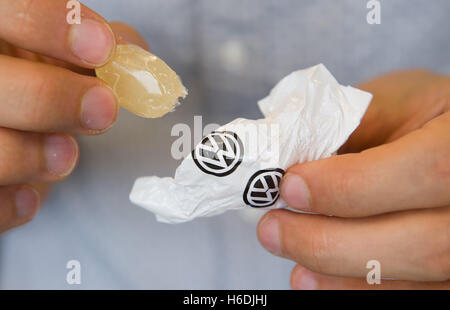 Hannover, Germania. 26 ott 2016. Illustrazione - Dolci da Volkswagen come un annuncio pubblicitario regalo può essere visto a Hannover, Germania, 26 ottobre 2016. Foto: JULIAN STRATENSCHULTE/dpa/Alamy Live News Foto Stock