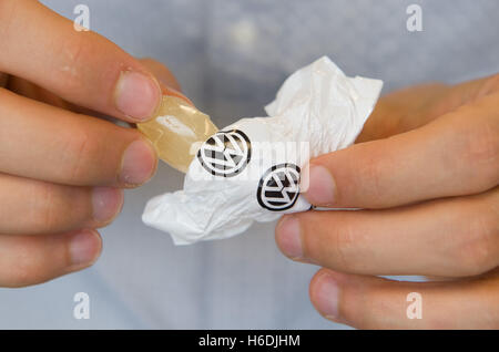 Hannover, Germania. 26 ott 2016. Illustrazione - Dolci da Volkswagen come un annuncio pubblicitario regalo può essere visto a Hannover, Germania, 26 ottobre 2016. Foto: JULIAN STRATENSCHULTE/dpa/Alamy Live News Foto Stock